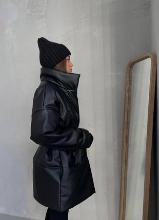 Пуховик женский кожаный однотонный теплый оверсайз на кнопках с поясом качественный, стильный трендовый черный3 фото