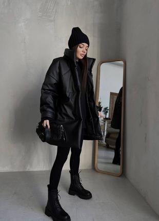 Пуховик женский кожаный однотонный теплый оверсайз на кнопках с поясом качественный, стильный трендовый черный4 фото