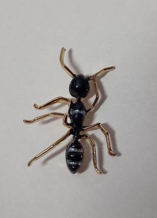 Брошь металлическая на золотистой основе муравей покрыта цветной эмалью насекомое брошка