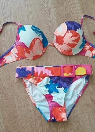 Яскравий купальник