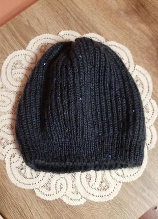 Шапка машинна в'язка прикрашена паєтками