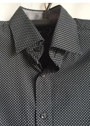 Рубашка мужская с длинным рукавом. расцветка черная в белый штрих. состав 100% хлопок. в хорошем состоянии, без дефектов