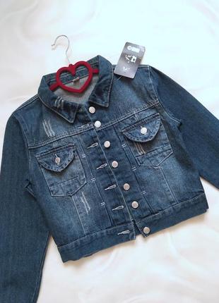 Укорочена джинсова куртка зі строчками, потертостями, джинсовка