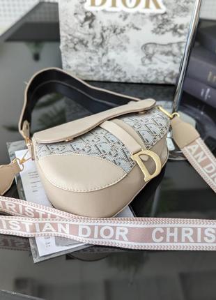 Женская сумка christian dior кроссбоди в бежевом цвете через плечо седло диор2 фото