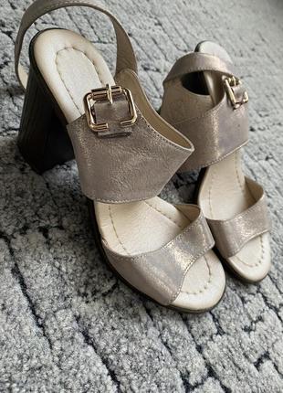 Босоніжки жіночі