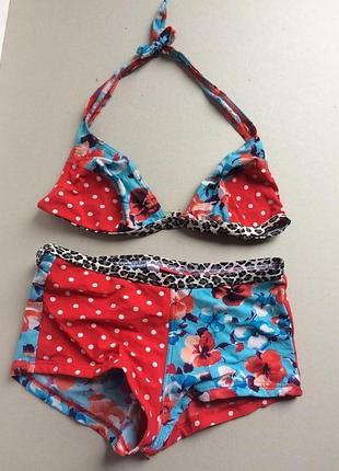 Яркий купальник hema