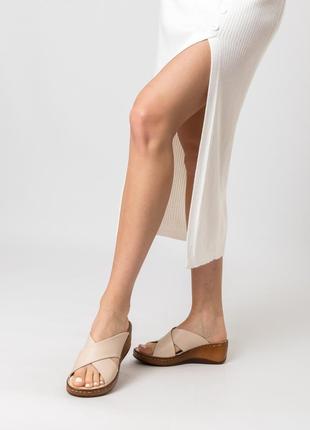 Шльопанці бежеві шкіряні на танкетці 1493лz-а
