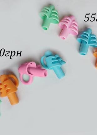 Обучающий тренажер-держатель позволяет правильно расположить пальцев с самого начала