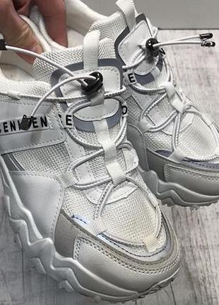 Кросівки жіночі