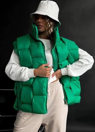 Женская дутая жилетка с карманами на пуговицах с наполнителем тренд стильная черный, молочный, синий, зеленый