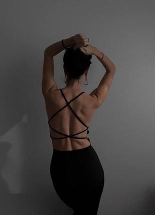 Ідеальна сукня з відкритою спиною