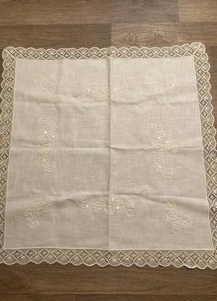Ажурна біла скатертина з вишивкою та мереживом