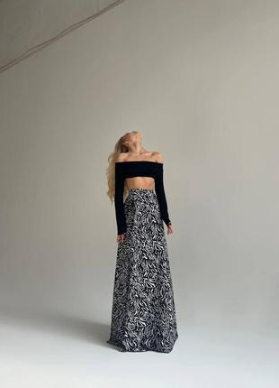 Женская длинная юбка на запах с разрезом черно-белый принт тренд9 фото