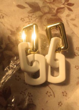 Красивые новые серьги цепи белые с золотом3 фото