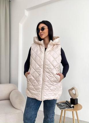 Жилет стеганный батал удлиненный на молнии с капюшоном ( не сьемный) врезные карманы по бокам разрезы ткань плащевка синтепон 150 подклад