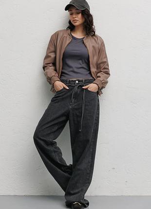 Жіноча куртка-бомбер з екошкіри темно-бежевого кольору2 фото