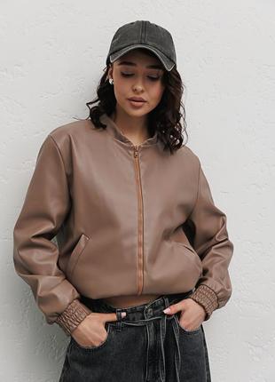 Жіноча куртка-бомбер з екошкіри темно-бежевого кольору8 фото