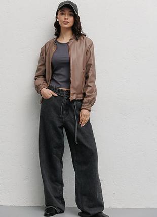 Жіноча куртка-бомбер з екошкіри темно-бежевого кольору4 фото