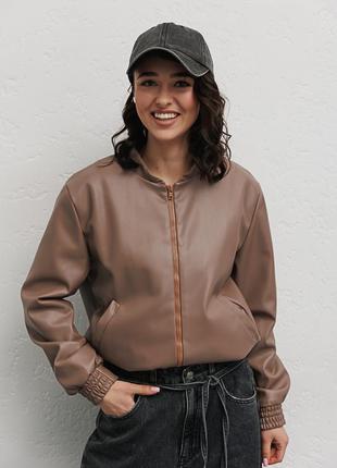 Жіноча куртка-бомбер з екошкіри темно-бежевого кольору1 фото