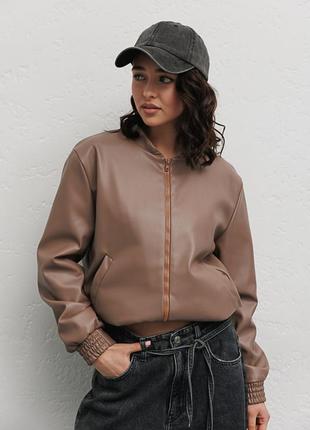 Жіноча куртка-бомбер з екошкіри темно-бежевого кольору3 фото