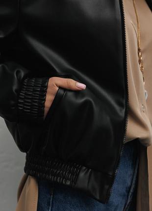 Жіноча куртка-бомбер з екошкіри чорного кольору2 фото