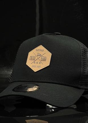 Оригинальная черная кепка с сеткой  new era heritage patch 940 trucker 12523902