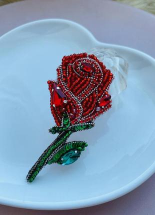 Брошка ручної роботи з бісеру червона троянда розп1 фото