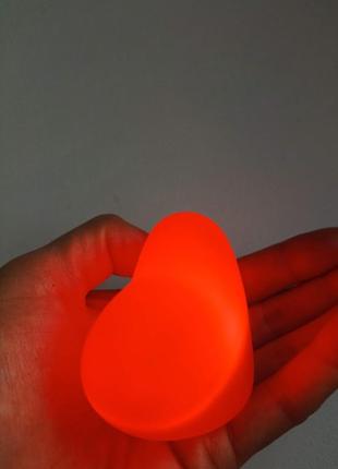 Настольный светильник-ночник в форме сердца. работает от батареек.