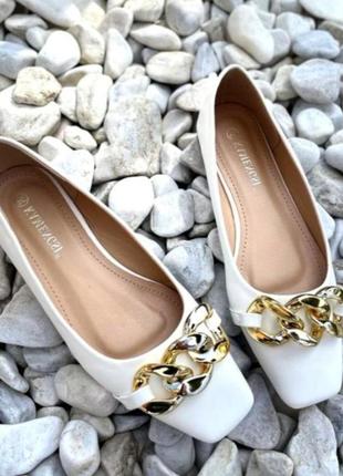 Белые балетки с квадратным носком.