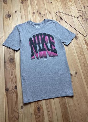 Вінтажна футболка nike з великим логотипом vintage