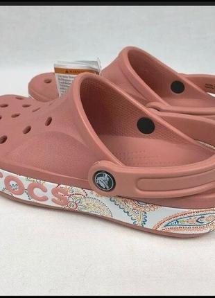 Крокс баябенд клог бандана пудра crocs bayaband bandana print clogs blossom7 фото