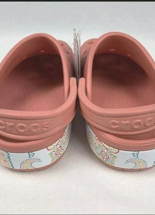 Крокс баябенд клог бандана пудра crocs bayaband bandana print clogs blossom8 фото