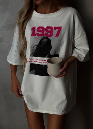 Качественная женская базовая белая футболка с принтом 1997 оверсайз oversize1 фото