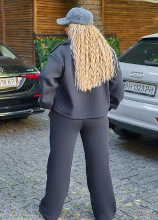 Теплый женский брючный костюм на флисе кофта с брюками клеш графит прогулочный утепленный жакет и брюки брюки3 фото