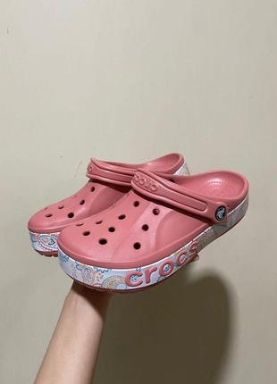 Крокс баябенд клог бандана пудра crocs bayaband bandana print clogs blossom10 фото