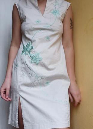 Очень стильное красивое платье с распоркой стойкой на шее вышитое ниткой и бисером1 фото