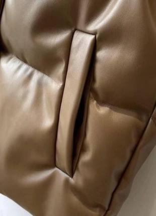 Женская дутая жилетка эко-кожа с карманами на молнии с наполнителем тренд стильная молочный, черный, карамель5 фото
