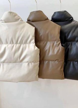 Женская дутая жилетка эко-кожа с карманами на молнии с наполнителем тренд стильная молочный, черный, карамель4 фото