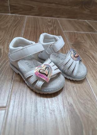 Босоніжки, сандалі