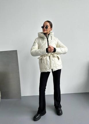 Женская длинная куртка стеганная с карманами с наполнителем на поясе без капюшона беж, молоко, черный