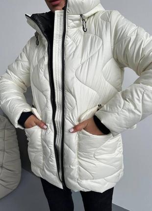 Женская длинная куртка стеганная с карманами с наполнителем на поясе без капюшона беж, молоко, черный6 фото