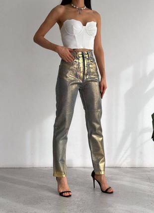 Трендовые джинсы мом из натурального денима с золотым напылением,2 фото