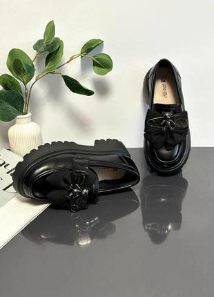 Туфлі лофери для дівчат підлітків чорні з булавкою брошкою від jong golf3 фото