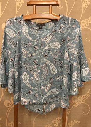 Очень красивая и стильная брендовая блузка в узорах.