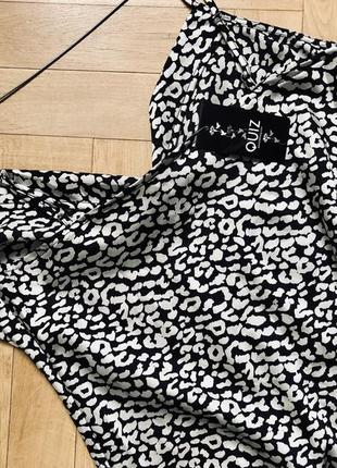 Черно-белое платье в бельевом стиле на бретелях принт леопард3 фото