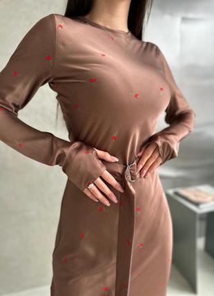 Жіноча довга ошатна нарядна шовкова коричнева шоколадна сукня міді з поясом ременем с довгим рукавом з вирізом для пальчика в принт сердечка5 фото