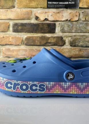Крокс сабо баябенд клог мульті голубі crocs bayaband clog chevron powder blue / multi