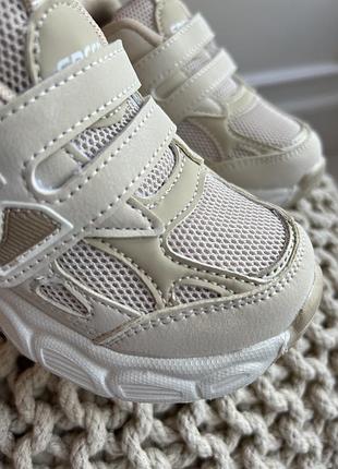 Легкие дышащие кроссовки