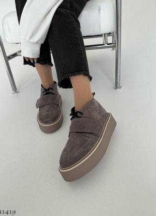 Невыразимо красивые демисезонные деми ботинки на повышенной подошве с косичкой цвет фуме коричневый графит на шнуровке и липучке9 фото