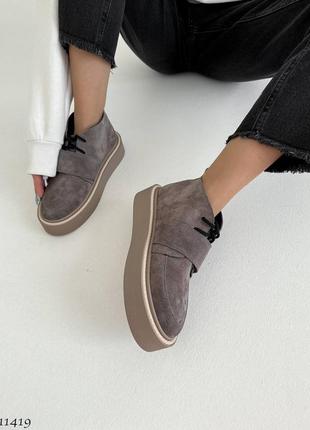 Невыразимо красивые демисезонные деми ботинки на повышенной подошве с косичкой цвет фуме коричневый графит на шнуровке и липучке4 фото